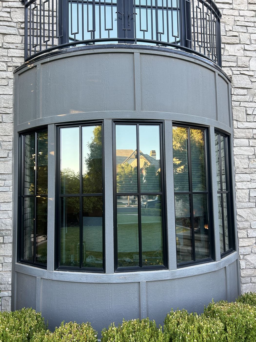 Clean bay windows on a St. George home