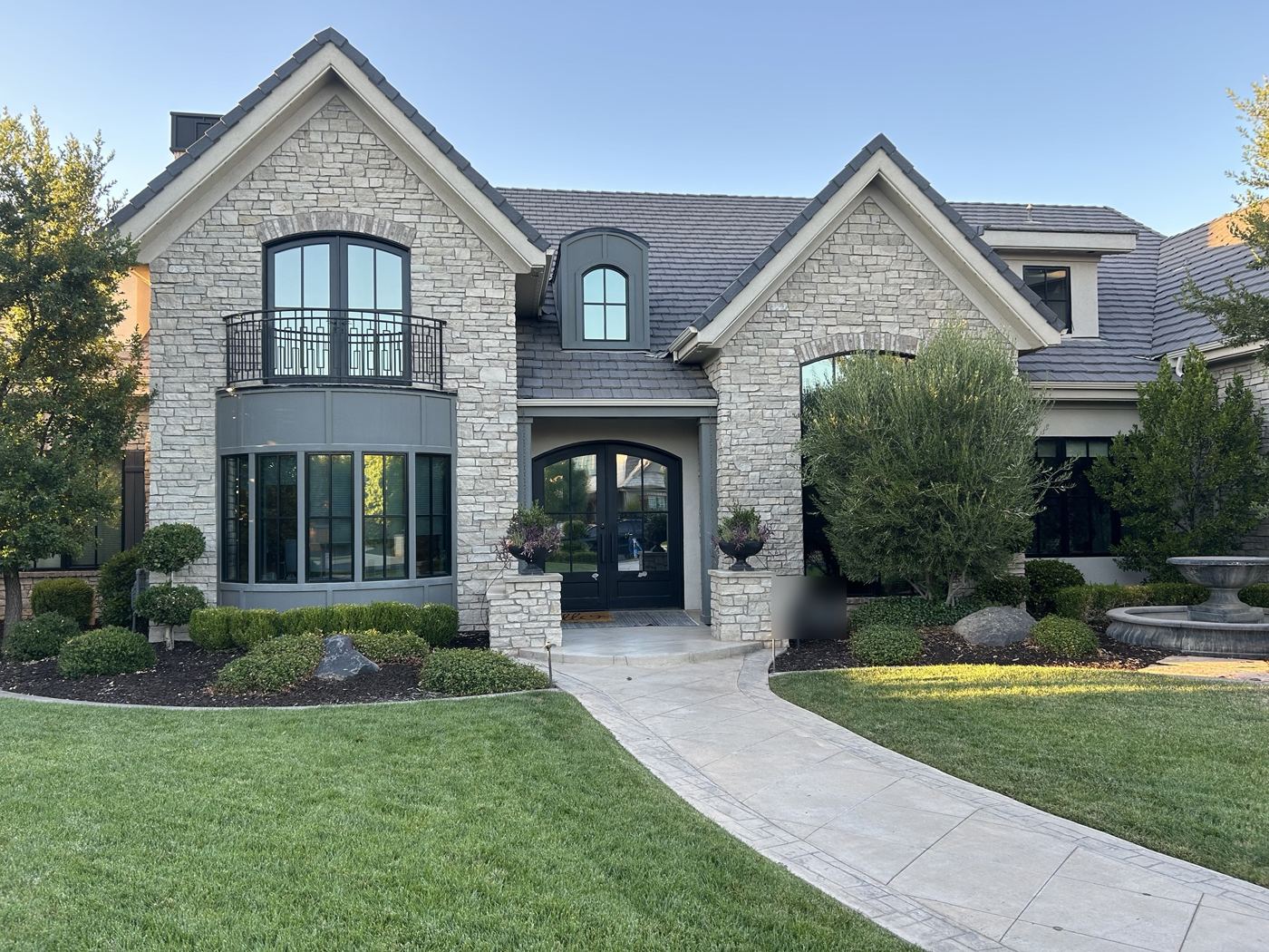 Stone home in St. George with freshly cleaned windows by Grit Exterior Cleaning