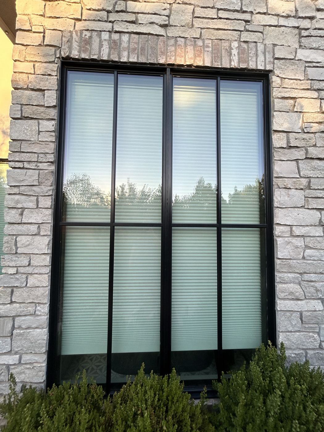 Streak-free window set in a stone wall